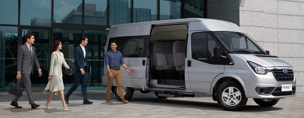 ford transit cua truot