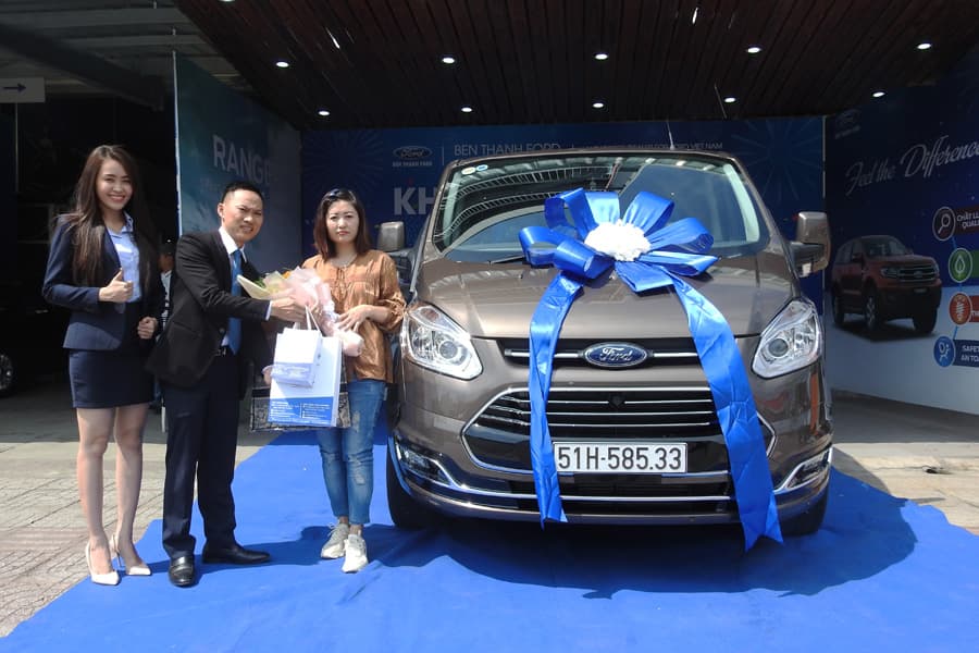 Giao xe Ford Tourneo đầu tiên 1