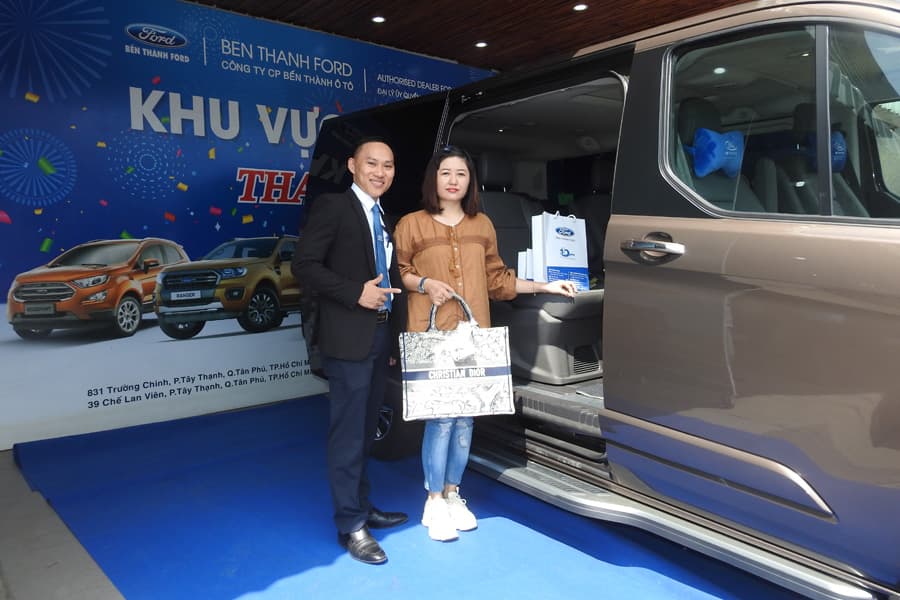 Giao xe Ford Tourneo đầu tiên 3