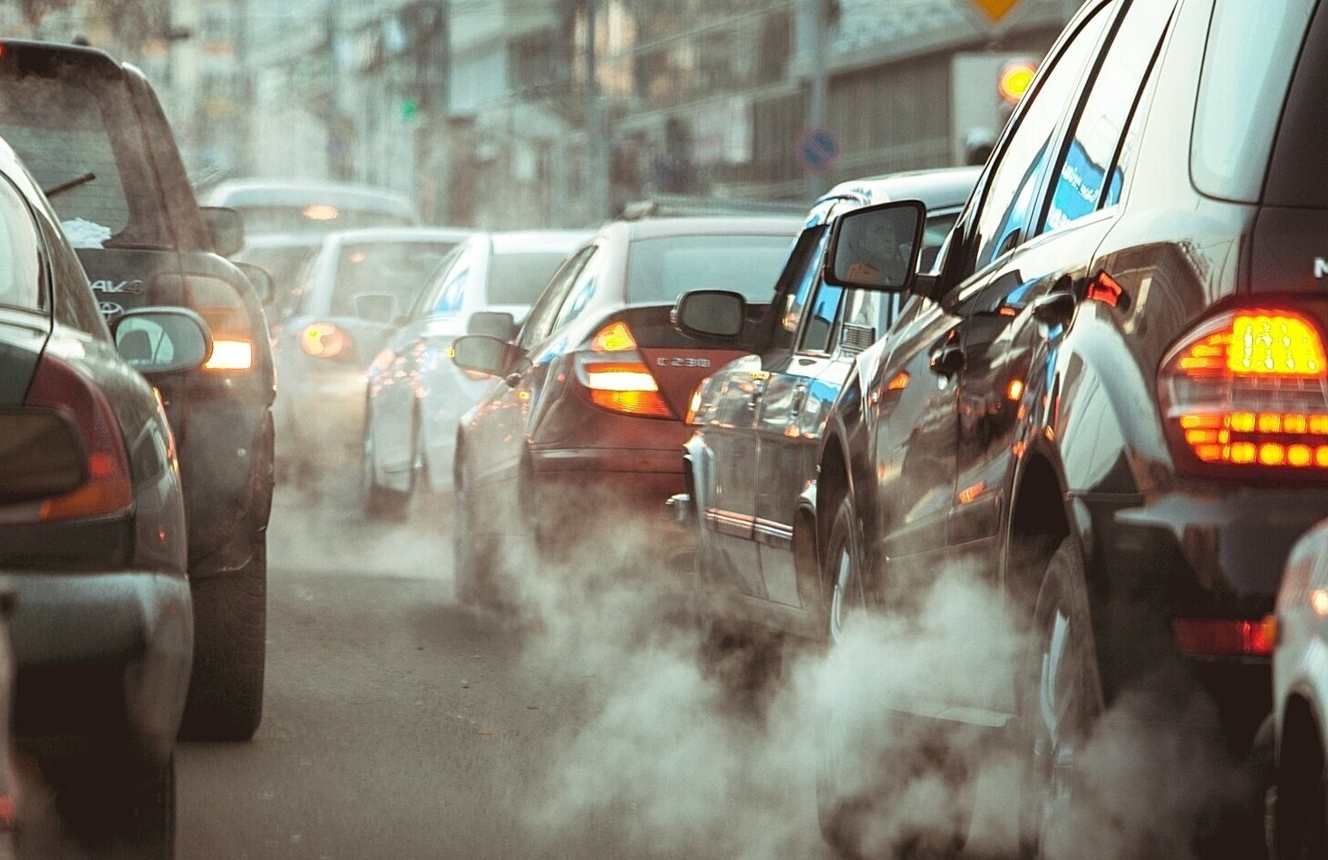 Xe ô tô thải ra khí ô nhiễm trên đường. Ảnh: IrishEvs