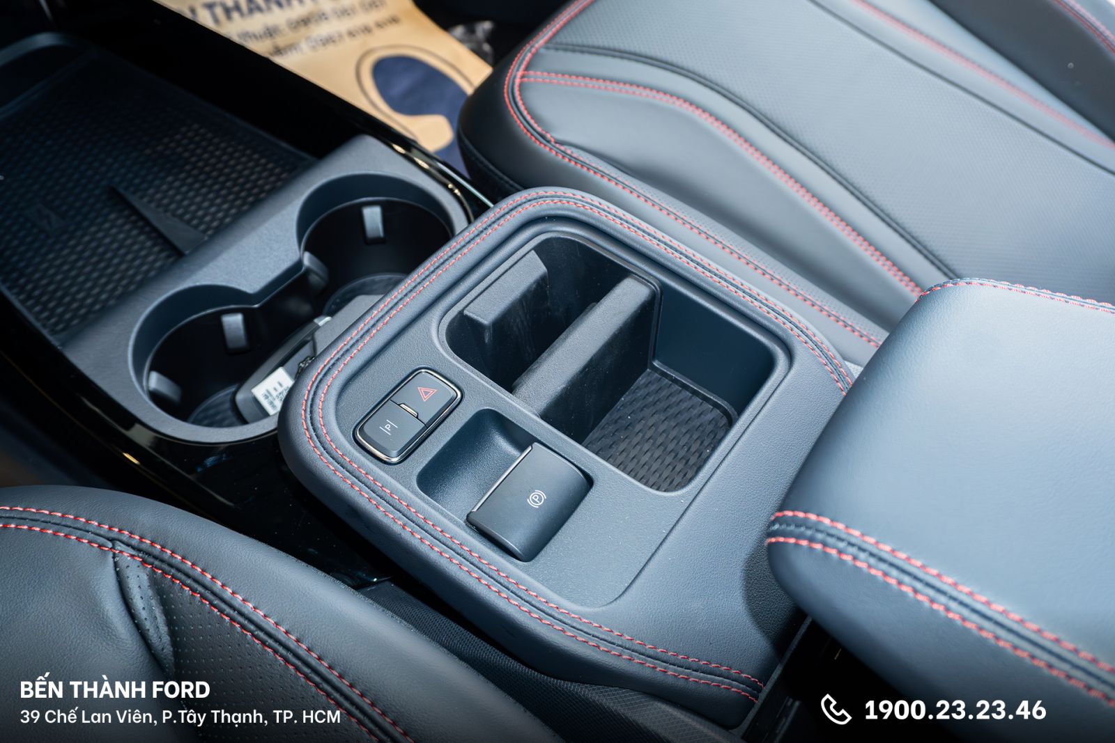 Khoang trung tâm hàng ghế trước của xe Ford
